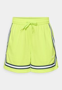 Neon gule træningsshorts med elastisk talje og snoretræk. Har sorte og hvide side-striber samt et lille logo på den nederste kant.