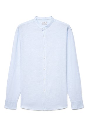 Hellblaues Langarmhemd mit Stehkragen, durchgehender Knopfleiste und Manschetten, flach auf weißem Hintergrund liegend dargestellt.