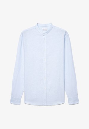 Hellblaues Langarmhemd mit Stehkragen, durchgehender Knopfleiste und Manschetten, flach auf weißem Hintergrund liegend dargestellt.