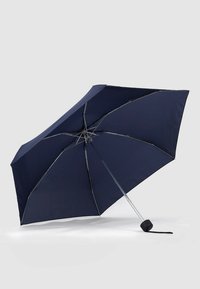 Marineblauwe opvouwbare paraplu met een gladde stoffen kap, lichtgewicht metalen frame en een zwart rubberen handvat voor grip.