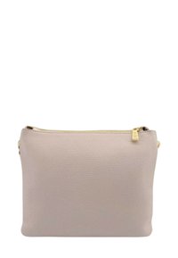 Borsa a spalla in pelle rosa chiaro con superficie texturizzata e zip dorata. Design semplice e rettangolare con fondo piatto.