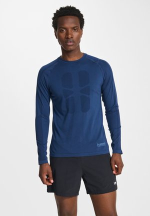 Langärmliges Sportshirt in Dunkelblau mit strukturiertem Muster auf der Vorderseite, Rundhalsausschnitt und taillierter Passform.