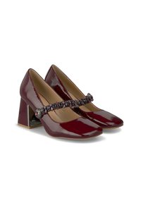 Pumps de charol burdeos con tacón bloque, punta redonda y una correa decorativa con adornos multicolores.