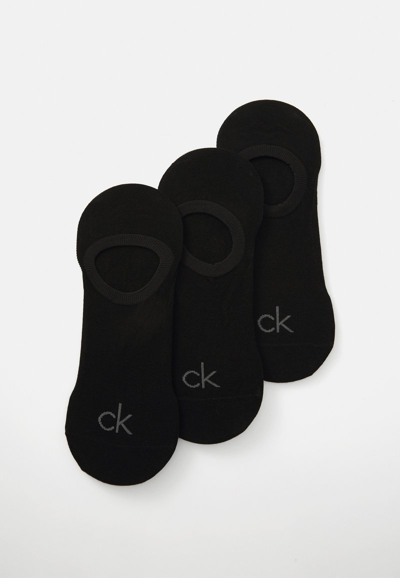 Schwarze Baumwoll-No-Show-Socken in einer Reihe angeordnet, mit runder Zehenpartie und elastischen Öffnungen, jeweils mit einem grauen "ck"-Logo an der Seite.