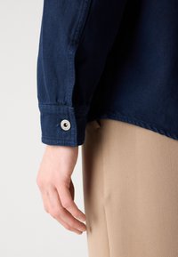 Mads Nørgaard SUNSET AUGUST WORK SHIRT - Vapaa-ajan kauluspaita - parisian night