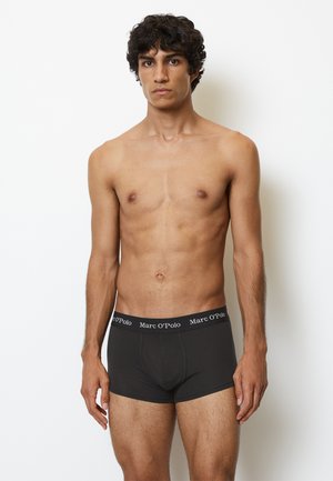 Svarta boxershorts i mjukt tyg, med en logoband vid midjan. Passformen är tajt med korta ben och en slät yta.