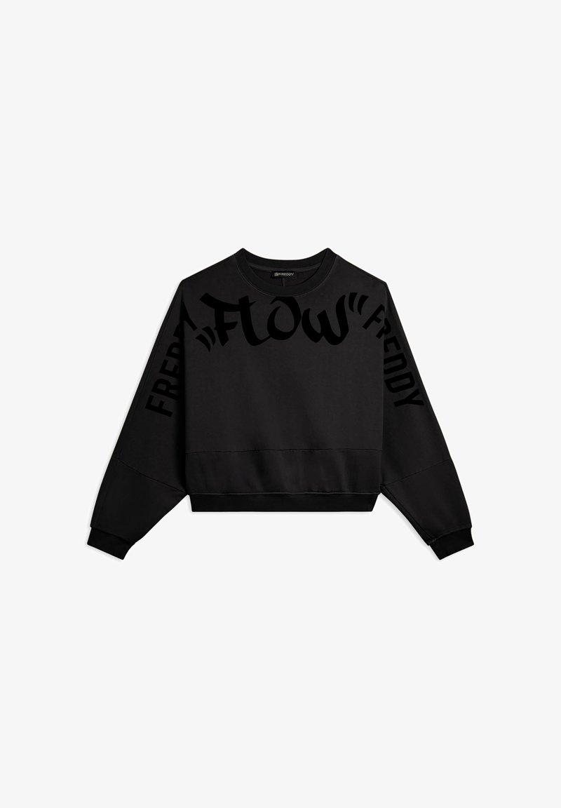 Sudadera negra recortada con mangas largas, con gráficos de texto en negrita "FLOW" y "FREDDY" en un diseño negro sobre negro. Textura de tela suave.