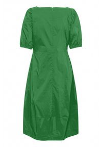 Grön klänning i slätt tyg, med puffärmar, rund halsringning och dragkedja på ryggen; A-linjeformad med kn älång fåll.