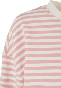 Gestreiftes Oversized-Shirt aus weicher Baumwolle; mit wechselnden hellrosa und weißen Streifen, geripptem Rundhalsausschnitt und leicht überschnittenen Schultern.