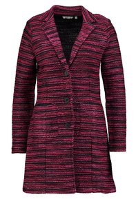 Cappotto lungo lavorato a maglia a strisce rosa e nere, con colletto a revers, tre bottoni e vestibilità sartoriale con tasche laterali.