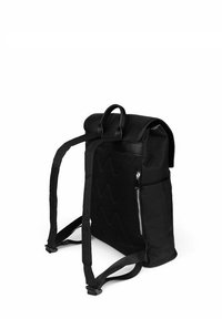 Černý batoh s rolovací horní částí, texturovanou černou síťovinou na zadní straně, dvěma polstrovanými ramenními popruhy a bočním zipovým kapsou.