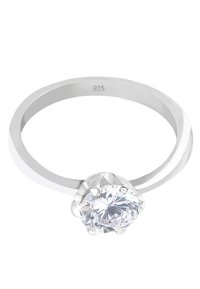 Sølvring med en poleret skæft og en rund, klar cubic zirconia sten sat i en seks-bens indstilling. Stemplet "925" for sterlingsølv.