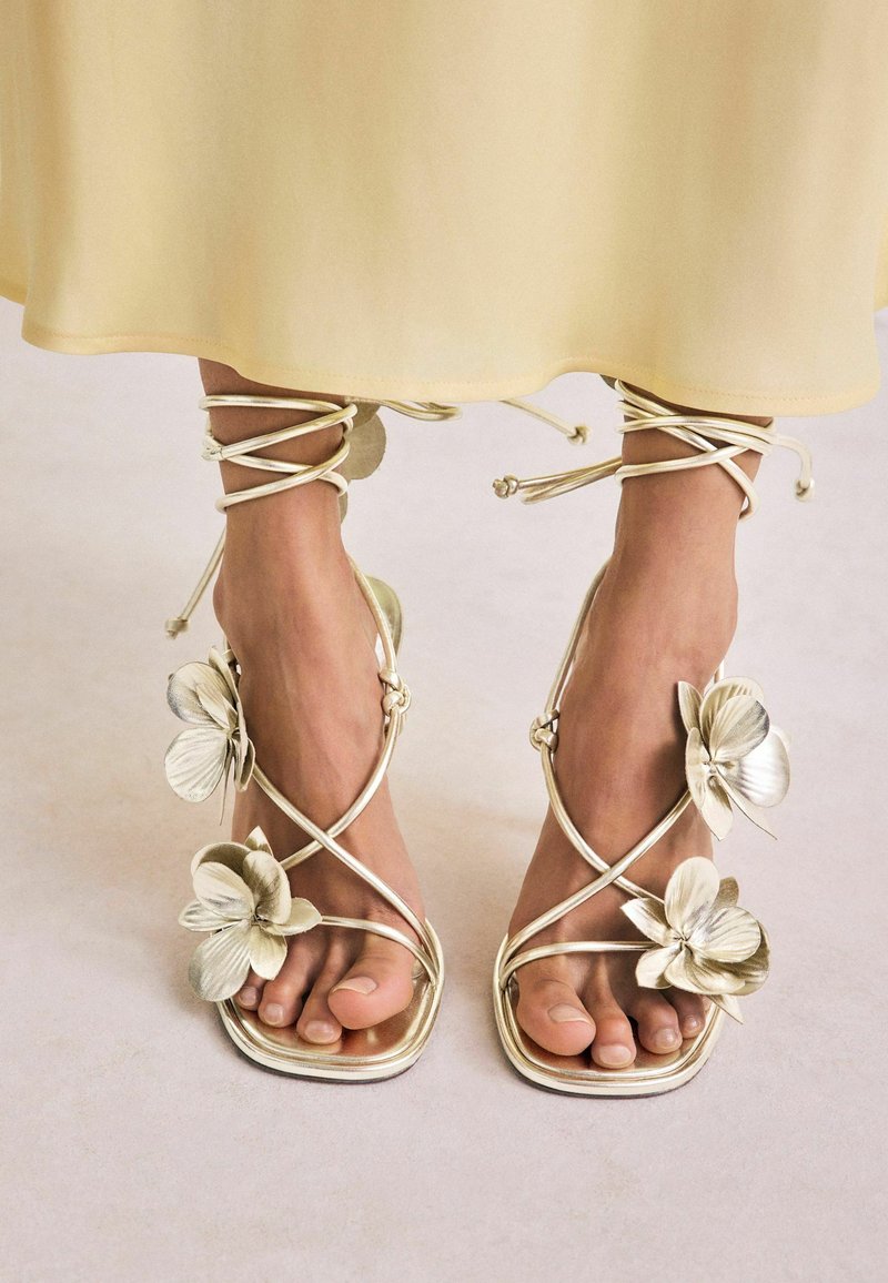 Next - REGULAR FIT - FOREVER COMFORT ROUND TOE FLOWER DETAIL - Sandals - gold, Enlarge