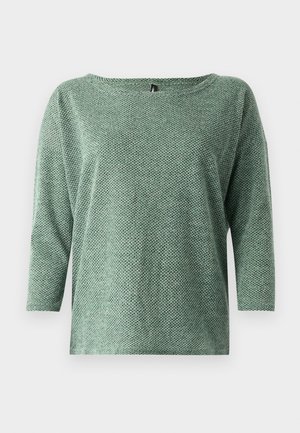 T-shirt en tricot vert au style décontracté, avec un col bateau et des manches trois-quarts. La texture présente un motif subtil sur l'ensemble.