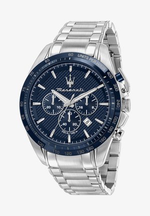 Zilveren roestvrijstalen horloge met een diepblauwe gestructureerde wijzerplaat, drie subdials en een datumvenster; beschikt over een blauwe bezels en een metalen armband.