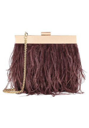 Tummanruskea höyhenreunainen clutch-laukku, jossa on kullanvärinen metallinen kehys ja siihen sopiva kultainen ketjuhihna, ripustettuna vasemmalle puolelle.