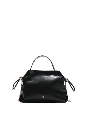 Sac à main en cuir noir avec poignée courte, détails de chaîne dorée sur les côtés et petit emblème doré au centre avant.