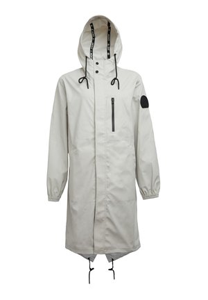 Parka impermeabile grigia chiara con cappuccio regolabile, polsini elasticizzati, tasca frontale con zip e orlo con cordino. Presenta un patch con logo nero.