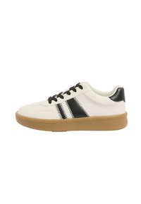 Baltas sportinis batelis su juodais akcentais, tekstūruota guminė pado dalis, tradicinis raištelių užsegimas ir trys juodos juostos šone.