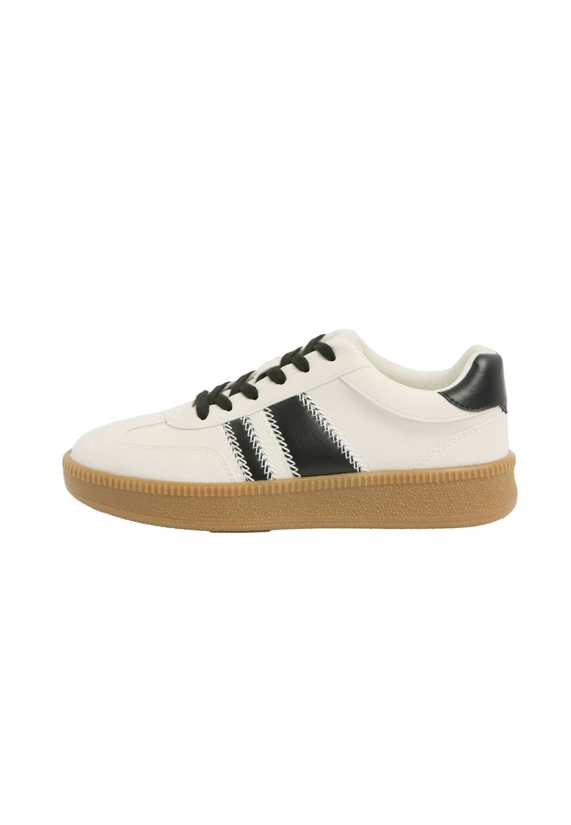 Baltas sportinis batelis su juodais akcentais, tekstūruota guminė pado dalis, tradicinis raištelių užsegimas ir trys juodos juostos šone.