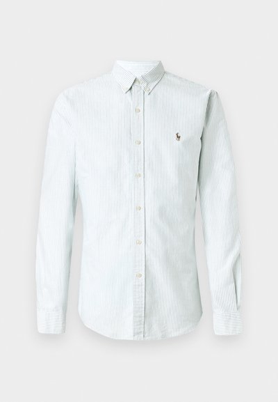 Camisa de manga longa azul claro e branca com riscas, com colarinho abotoado e placket frontal com botões, apresentando um pequeno logótipo bordado.