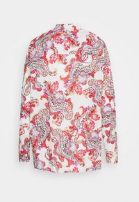 Långärmad skjorta med ett livligt blommigt paisleymönster i nyanser av röd, rosa och teal på en vit bakgrund.