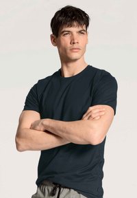 Unselected, dark sapphire