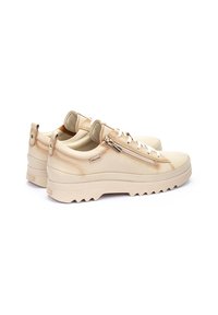Sneaker in pelle beige dal profilo basso, con cerniera laterale e lacci bianchi. Suola in gomma texturizzata con motivo a zigzag per una migliore aderenza.