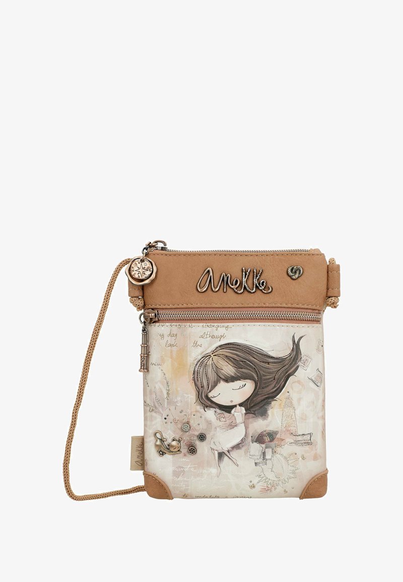 Bolso bandolera de cuero sintético beige con cremallera, que presenta una ilustración en la parte frontal, realzada por charms decorativos y detalles de costura.