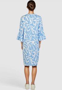 Hellblaues Kleid mit weißem abstraktem Muster, 3/4-flared Ärmel, knielang, runde Ausschnitt, aus weichem Stoff.