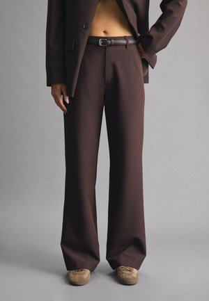 Stradivarius, FLOWING STRAIGHT-LEG SMART TROUSERS WITH BELT - Pantalon classique - dark brown