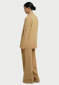 RESIDUS ATIN - Halflange jas - beige