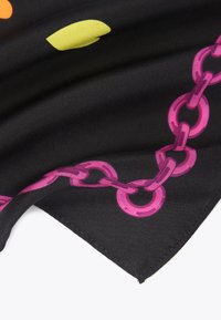 Czarny szalik z różowym wzorem łańcucha na krawędzi, z jaskrawożółtymi i pomarańczowymi abstrakcyjnymi kształtami na powierzchni. Jedwabista faktura.