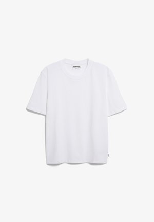 Camiseta de algodón blanca con mangas cortas, un escote redondo y un corte relajado. Sin patrones ni logos visibles. Textura suave.