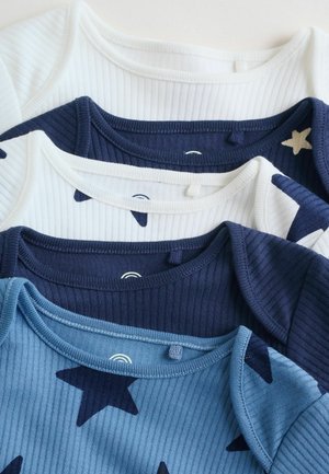 Fire ribstrikkede bomulds t-shirts i hvid, marineblå og nuancer af blå, med et stjernemønster. Bemærkelsesværdige detaljer inkluderer kontrastsyning og halsudskæringer.