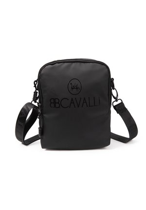 Borsa a tracolla nera in nylon con logo in rilievo, chiusura con zip e tracolla regolabile. Texture liscia con un design rettangolare minimalista.