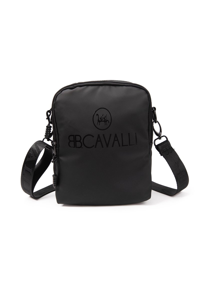 Borsa a tracolla nera in nylon con logo in rilievo, chiusura con zip e tracolla regolabile. Texture liscia con un design rettangolare minimalista.