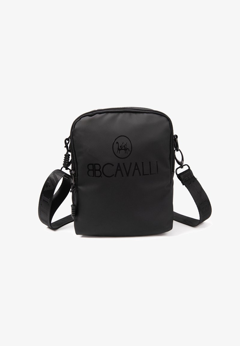 Borsa a tracolla nera in nylon con logo in rilievo, chiusura con zip e tracolla regolabile. Texture liscia con un design rettangolare minimalista.