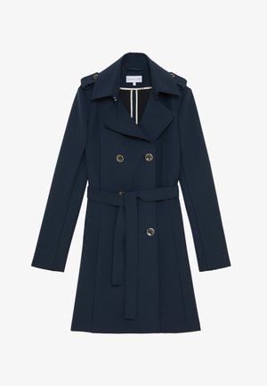 Cappotto navy doppiopetto con vita cinturata, epaulettes sulle spalle, bottoni dorati e bavero appuntito; realizzato in un tessuto testurizzato.