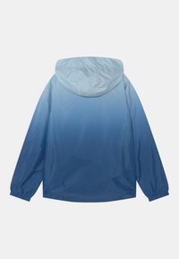 Lekka kurtka z kapturem w odcieniu ombre, przechodząca od jasnoniebieskiego do ciemnoniebieskiego, z elastycznymi mankietami i gładką, błyszczącą teksturą.