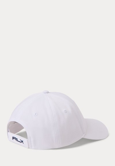 Witte verstelbare baseballpet met RLX-logo op de achterriem, zespaneelontwerp en ventilatiegaatjes, geplaatst op een effen lichte achtergrond.