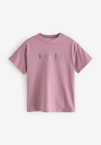 Lyserød bomulds t-shirt med korte ærmer og rund halsudskæring. "BAKER" i metallisk guld tekst centreret på forsiden.