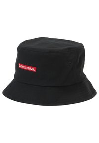 Chapeau seau noir en tissu avec un dessus plat et un large bord descendant. Présente un patch logo rouge de Quiksilver sur le côté.