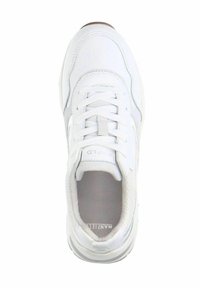 Weiße Sportschuh mit einem glatten Obermaterial aus Leder und Synthetik, flachen Schnürsenkeln, gepolstertem Kragen und einer strukturierten Gummisohle. Mit Logo auf der Innensohle.