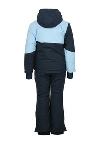 Tenue d'hiver pour enfants comprenant une veste bleue et marine avec une capuche, accompagnée d'un pantalon marine assorti. Les matériaux semblent isolés et durables.