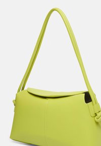 Zielono-limonkowa torebka wykonana z gładkiego materiału syntetycznego, charakteryzująca się usztywnionym kształtem, klapą na zgięciu oraz pojedynczym, zaokrąglonym paskiem na ramię.