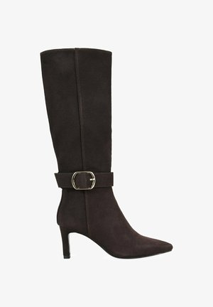 Bota de ante marrón de caña alta con punta afilada, tacón de aguja y detalle de hebilla en el tobillo. Presenta una textura suave y una silueta limpia y elegante.