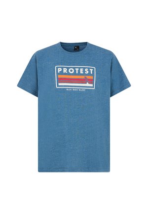 T-shirt blu a maniche corte realizzato in tessuto testurizzato, con una stampa grafica che riporta la parola "PROTEST" e strisce colorate in rosso, arancione e bianco.