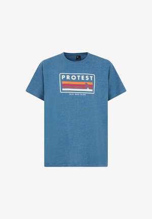 T-shirt blu a maniche corte realizzato in tessuto testurizzato, con una stampa grafica che riporta la parola "PROTEST" e strisce colorate in rosso, arancione e bianco.