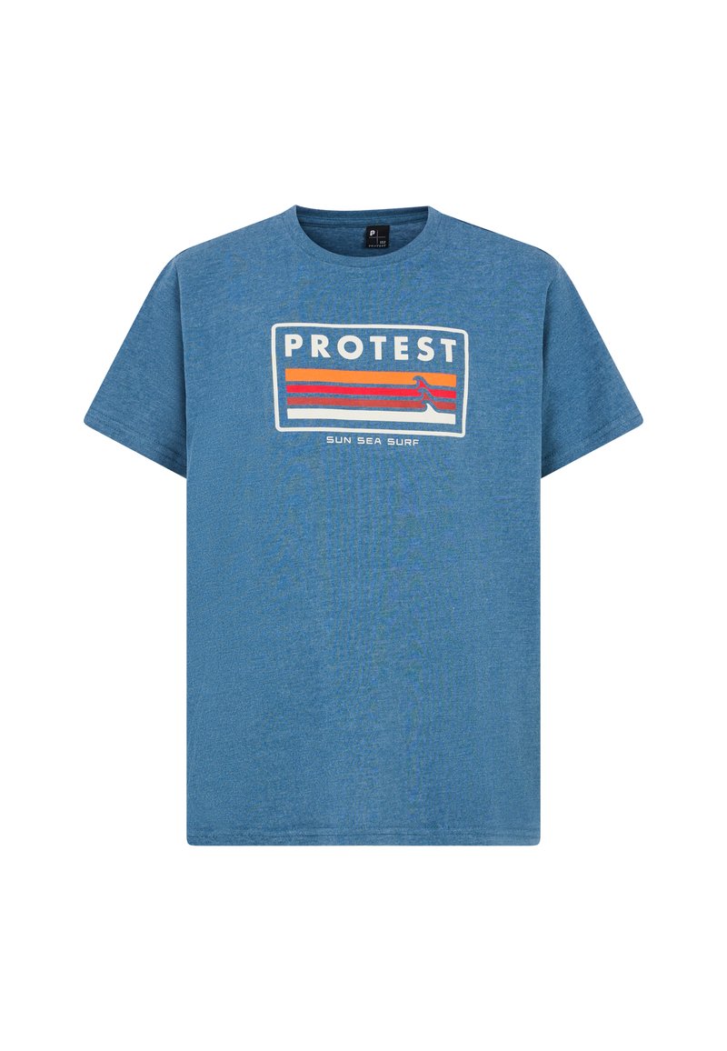 Blauwe T-shirt met korte mouwen van textuurstof, met een grafische print van het woord "PROTEST" en gekleurde strepen in rood, oranje en wit.